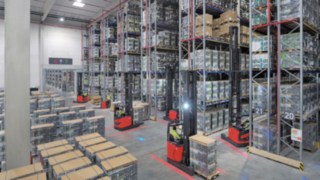 Empilhador retrátil da Linde em operação na Seifert Logistics Empilhador retrátil da Linde em operação na Seifert Logistics