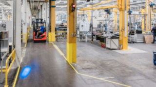 Empilhadores retráteis da Linde com Linde BlueSpot