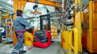 Stacker da Linde na Sika Stacker da Linde na Sika