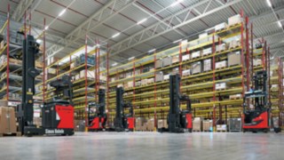 Vários empilhadores retráteis automatizados R-MATIC da Linde MH no armazém da Simon Hegele