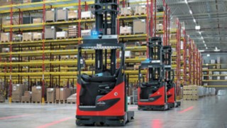 Vários empilhadores retráteis automatizados R-MATIC da Linde em operação na Simon Hegele.