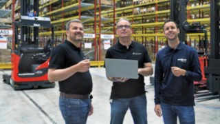 Oliver Sitzmann e Marcus Wieland, da Simon Hegele, e Thomas Eußner, da Ernst Müller Fördertechnik, estão lado a lado no armazém.