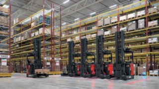 Cinco R-MATIC da Linde Material Handling estão alinhados em frente ao armazém de corredores largos da Simon Hegele.
