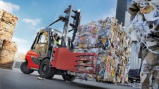 Empilhador a diesel H50 em utilização em áreas exteriores.