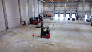 A conclusão do teste de desempenho: a série Xi da Linde estabelece, mais uma vez, a referência na sua classe. Os modelos Xi no teste de desempenho num armazém.