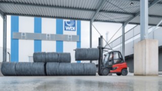 O X50 da Linde Material Handling traz bem seguras as bobinas de várias toneladas da WDI.