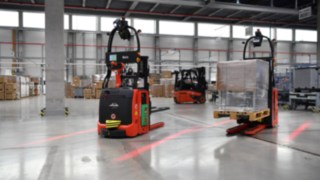 Empilhadores automatizados da Linde Material Handling em operação no armazém