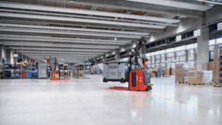 Dois L-MATIC da Linde Material Handling no armazém da ebm-papst em Mulfingen. Dois L-MATIC da Linde Material Handling no armazém da ebm-papst em Mulfingen.