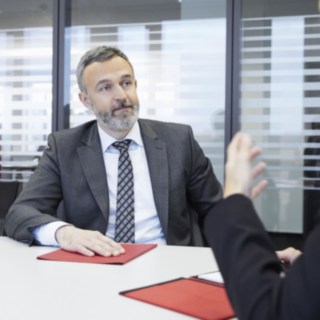 Funcionário da Linde a entrevistar um candidato Funcionário da Linde a entrevistar um candidato