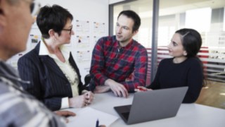 Reunião no escritório com colaboradores na Linde Material Handling