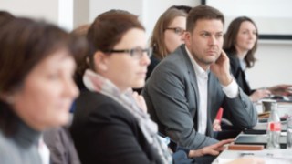 Colaboradores da Linde assistem a uma apresentação Colaboradores da Linde assistem a uma apresentação