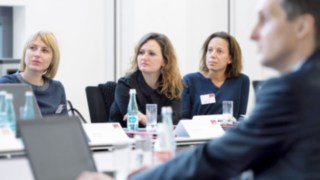 Funcionários da linde durante uma reunião