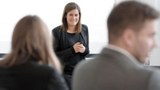 Colaboradora da Linde numa apresentação aos colegas Colaboradora da Linde numa apresentação aos colegas