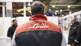 Colaborador da Linde usa o logótipo da Linde no casaco