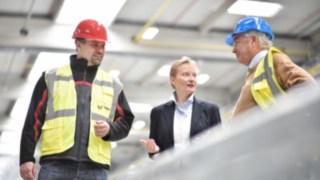 Colaboradora da Linde em reunião com colegas na produção Colaboradora da Linde em reunião com colegas na produção