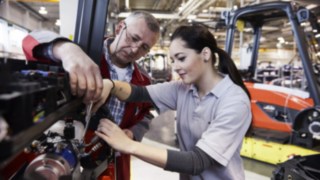 Colaborador da Linde com aprendiz na produção Colaborador da Linde com aprendiz na produção