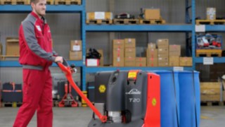 Colaborador com transpaleteira T20 de Linde Material Handling