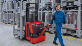 Stackers da Linde no transporte de mercadorias. Stackers da Linde no transporte de mercadorias.