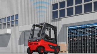 O sistema auxiliar de condução SpeedAssist da Linde reduz automaticamente a velocidade, assim que um empilhador entra em pavilhões ou áreas cobertas. O sistema auxiliar de condução SpeedAssist da Linde reduz automaticamente a velocidade, assim que um empilhador entra em pavilhões ou áreas cobertas.