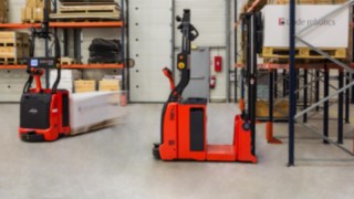 Empilhadores automatizados da Linde Material Handling com tecnologia de controlo a laser.