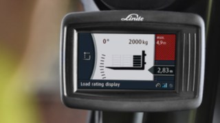 O visor do Linde Safety Pilot exibe o peso da carga, a respetiva altura máxima de elevação, o ângulo de inclinação e o centro de gravidade da carga. O visor do Linde Safety Pilot exibe o peso da carga, a respetiva altura máxima de elevação, o ângulo de inclinação e o centro de gravidade da carga.