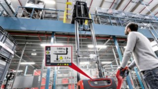 Stackers da Linde com visor do sistema auxiliar Linde Load Management Advanced