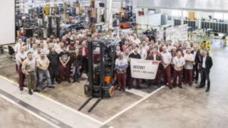 A Linde Material Handling festeja a produção da 111 111.º empilhadeira elétrica.