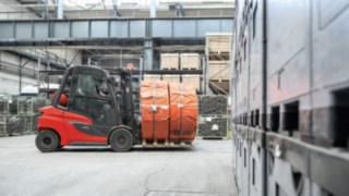 O empilhador a gás H35 da Linde em operação na indústria da construção. Empilhador a gás H35 da Linde Material Handling