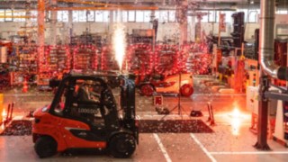 Celebrações para um empilhador da Linde Material Handling