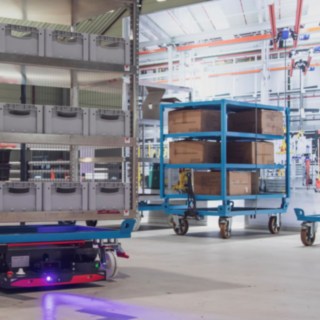 O AMR C-MATIC HP da Linde em utilização como suporte de carga