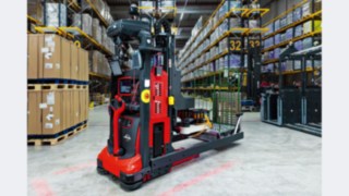 O Robotic Case Picker (RoCaP) da Linde MH, com braço de preensão multieixos para a preparação autónoma de encomendas no armazém