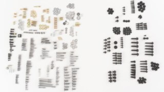 Com o parafuso combinado, reduzimos significativamente a utilização de componentes. Comparação entre o antes e o depois das peças de parafusos.