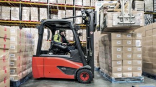 Empilhador elétrico da Linde Material Handling em utilização num entreposto frigorífico
