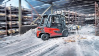 Um empilhador elétrico X50 da Linde MH transporta carga