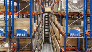 O equipamento automatizado para corredores estreitos K-MATIC da Linde