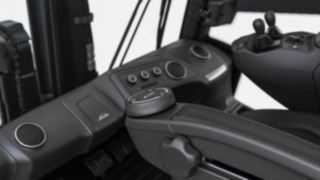 Estão disponíveis dois elementos de comando para o Linde Steer Control, sendo um deles a Mini-Wheel Estão disponíveis dois elementos de comando para o Linde Steer Control, sendo um deles a Mini-Wheel.