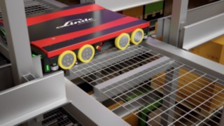 Os shuttles do S-MATIC cube passam facilmente por baixo das paletes e podem, assim, deslocar-se rapidamente no armazém. Um shuttle numa pista de canal