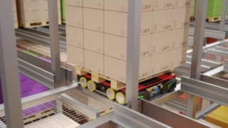 Um shuttle de quatro vias transporta mercadorias O S-MATIC cube da Linde Material Handling