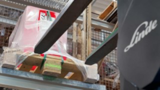 Garfos de um empilhador retrátil da Linde Material Handling