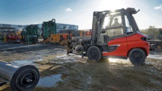Seja no interior, no exterior ou em ambos: Os nossos empilhadores elétricos dominam uma vasta gama de desafios. O empilhador elétrico X45 da Linde Material Handling em operação no exterior.