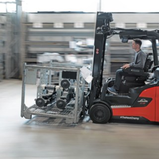 O empilhador da Linde MH transporta mercadorias