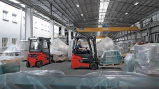Os empilhadores elétricos Xi16 – Xi20 da Linde Material Handling em operação no armazém.