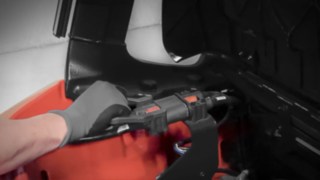 Colaborador a carregar o empilhador elétrico da Linde