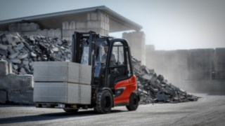 A sujidade, o pó ou as temperaturas extremas exercem uma pressão adicional sobre os operadores. O E-Truck X 35 da Linde Material Handling em operação no exterior.