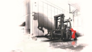 O E160 da Linde Material Handling durante o transporte de carga pesada.