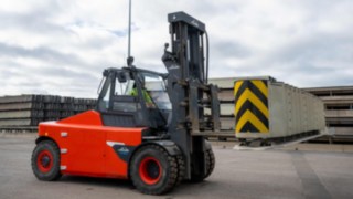 Empilhador contrapesado elétrico E160 da Linde Material Handling em operação no exterior.