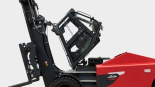 A cabina basculante dos empilhadores elétricos de cargas pesadas possibilita uma rápida manutenção. Graças à cabina basculante do E160 da Linde Material Handling, todos os componentes importantes estão bem mais acessíveis.
