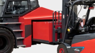 As baterias podem ser substituídas em poucos minutos. O E30 da Linde Material Handling substitui a bateria de forma rápida e precisa.