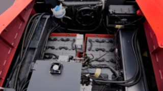 A transmissão de dados sem fios possibilita a integração dos empilhadores contrapesados elétricos no sistema de gestão de frotas. Uma perspetiva do interior dos empilhadores elétricos de cargas pesadas da Linde Material Handling.