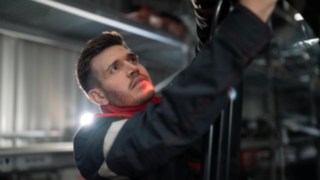 Um técnico de assistência a trabalhar.